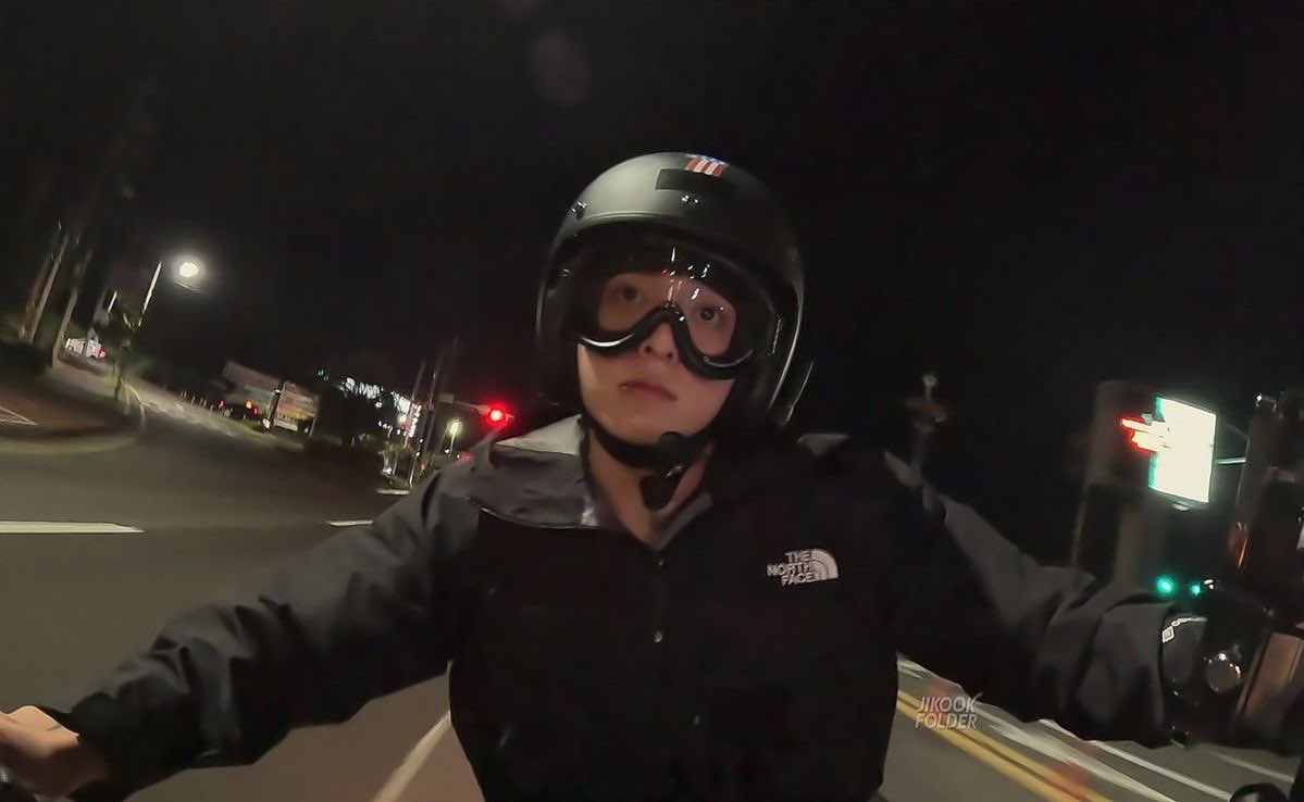 ถ้าเป็นหมวกกันน็อคใส สิ่งที่อาร์มี่เห็นจะเป็นแบบนี้
: ตาแป๋วขับรถ