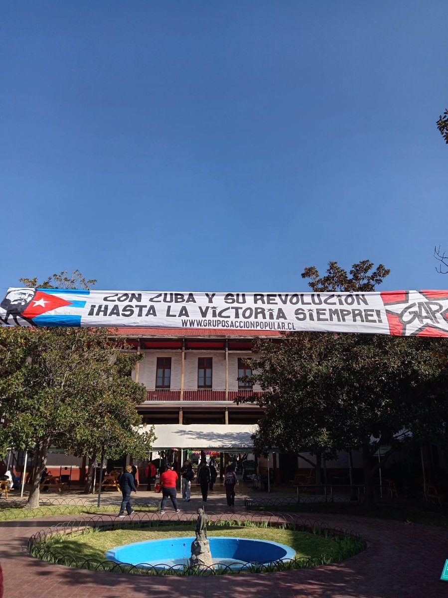 siempreconcuba's tweet image. 🇨🇱🇨🇺 Hoy en la entrada de la Universidad de Santiago de #Chile colocaron un cartel con el mensaje "Con #Cuba y su Revolución. ¡Hasta la victoria siempre!". La iniciativa reafirma el compromiso del pueblo chileno con la causa cubana

@EmbacubaChile1 
#CubaNoEstáSola #ICAPCuba