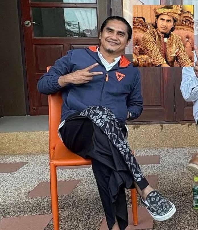 สวัสดีวันพุธ คนไทยทุกคน รู้หรือยังว่าใครแบ็คอัพให้ผมกล้าที่จะแยกจังหวัดชายแดนใต้เป็นเอกราช เห็นเสื้อที่ผมใส่มั้ย??