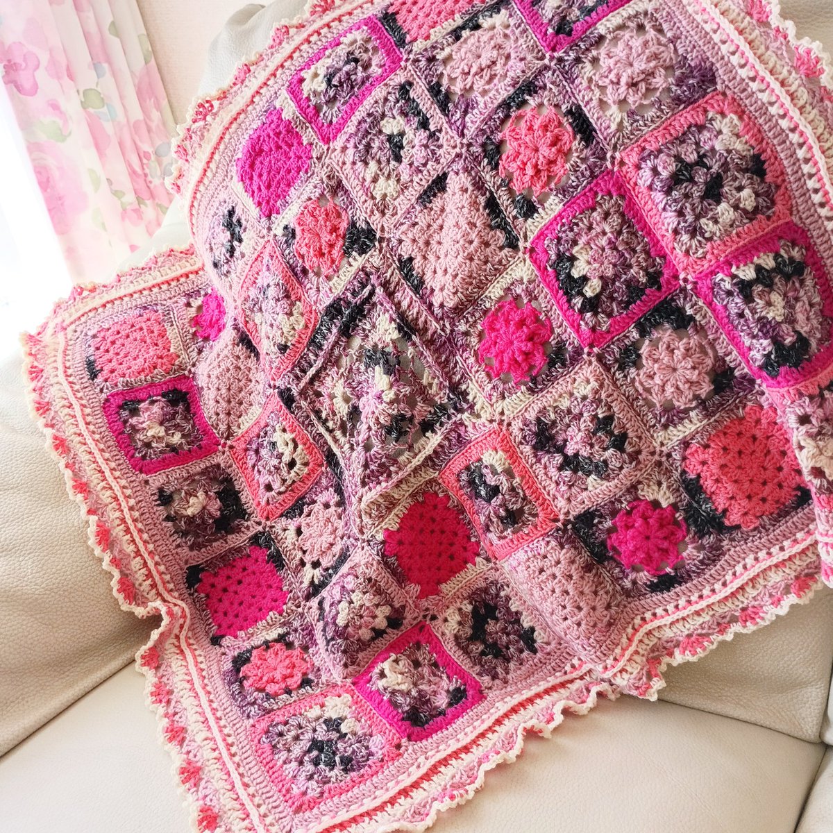 ruko_crochet's tweet photo. 3種のモチーフを繋げてブランケットを編みました。ピンクが華やかでかわいい☺️💕 https://t.co/ot3VQrVLxA
