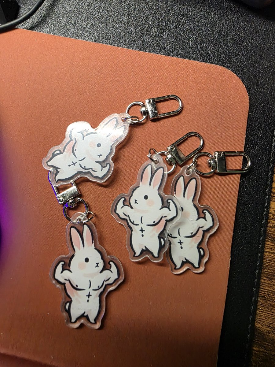 SisiwBerry28's tweet photo. I was in parqal mall, waiting for my other gdm friends para mag lunch kami, then I decided to give out the freebies sa mga a'tin near fanzone area. Sabi ko, "sinong gusto ng keychain na bunny na macho???"Tapos confused yung tingin nila, tapos pinakita ko, nagets nila for bbqs yun, tapos kinuha na nila😂, then sabi ko next, sino gusto ng pouch?? Pinakita ko din sa a'tin, inunahan ko na na di yun panty kasi parang hesitant sila kuhain😭😭 sabi ko "lagay niyo yung ibang freebies na nakuha niyo dyan😂," tapos pinagkaguluhan na, nasita pa ni kuya guard na ano daw pinapamigay ko🤣Sabi ko, "this is freebies po kuya, pinapamigay lang and I dont sell it, fan culture po siya☺️," tapos umalis na siya. Within 10 minutes, ubos dreebies😆