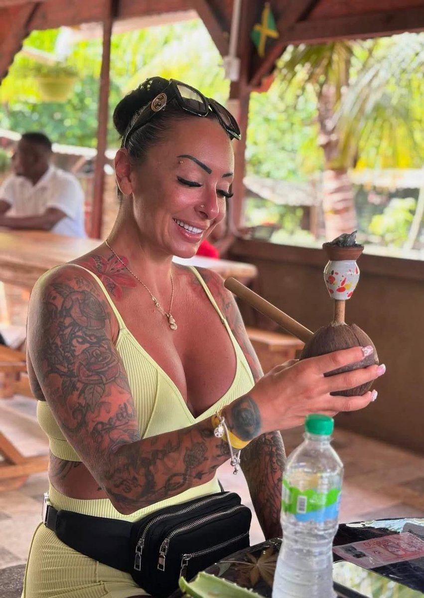 moore__godfrey's tweet image. When the coconut bong hits harder than imagined 🥥🥦

#positivevibes #positiveenergy