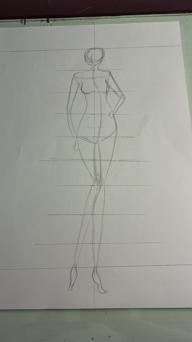 pascoa_sem_h's tweet photo. Acabei de lembrar que eu tenho que fazer uma roupa pra essa mulher pra amanhã, espírito universitário é literalmente isso #arte #faculdade https://t.co/QBSaTLg5qC