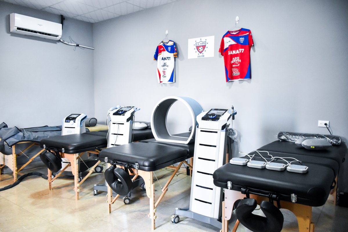 cdlafirpo_sv's tweet image. 𝐍𝐔𝐄𝐕𝐀 𝐂𝐋Í𝐍𝐈𝐂𝐀 𝐃𝐄 𝐑𝐄𝐂𝐔𝐏𝐄𝐑𝐀𝐂𝐈Ó𝐍 ⚕️💉💆‍♂️
Un paso firme de la directiva, liderada por el Lic. Rony Hernández, para seguir profesionalizando al club y cuidar a nuestros jugadores. 🔴⚪🔵

🎥 Mirá el video: youtube.com/watch?v=mJQXCO…