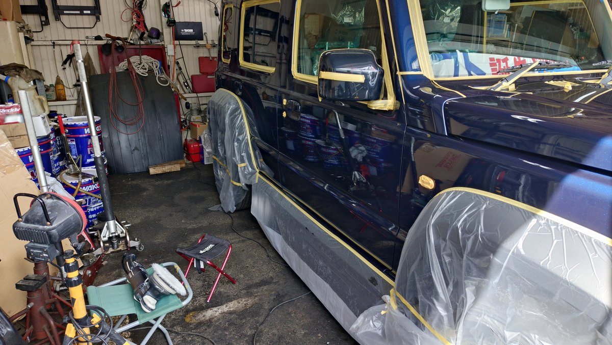 hiromk2012's tweet photo. こんにちは😃今日も早朝から何時もの中古車販売店で作業してます🚙今日は新車ジムニーノマドのコーティング作業だけど、ルーフに花粉の固着と小キズが少し有るので全体的に磨いてからコーティング剤を塗布しますよ(^^) https://t.co/xbPk6JUQ0l