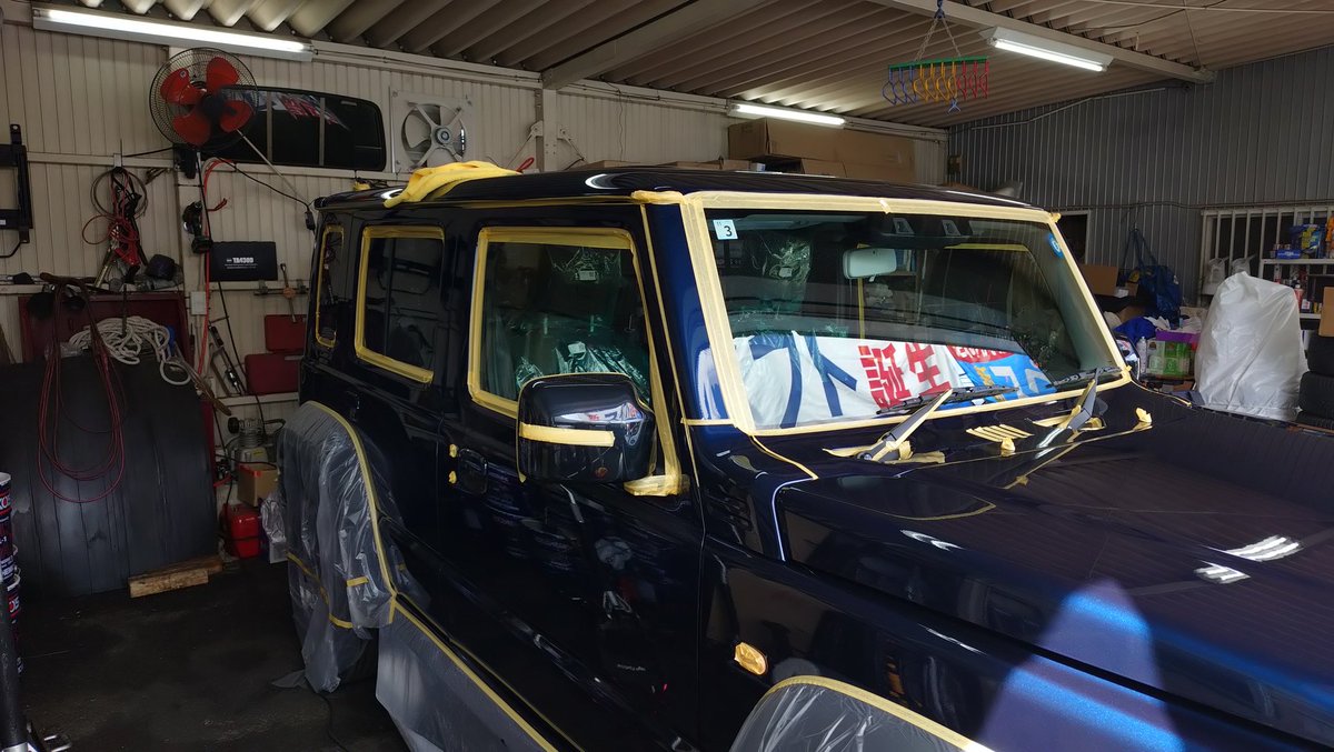 hiromk2012's tweet photo. こんにちは😃今日も早朝から何時もの中古車販売店で作業してます🚙今日は新車ジムニーノマドのコーティング作業だけど、ルーフに花粉の固着と小キズが少し有るので全体的に磨いてからコーティング剤を塗布しますよ(^^) https://t.co/xbPk6JUQ0l