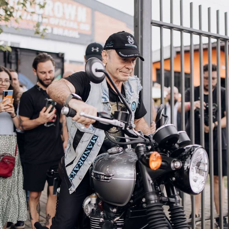 Bruce Dickinson tweet media