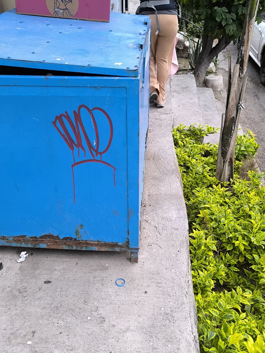 zepedalec's tweet photo. Ya de pasada, @ZapopanGob otro negocio, ahora en patria y volcán Vesubio obstáculos en la baqueta, creo que si estoy mal, aquí en Zapopan la gente no debe transitar por la banqueta, pero que buena onda que dejaron ese espacio @Trafico_ZMG https://t.co/Ru7bTY0Iii