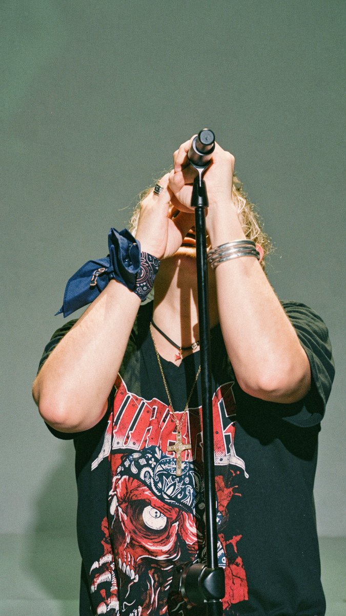 Chica con Kalashnikov tweet media