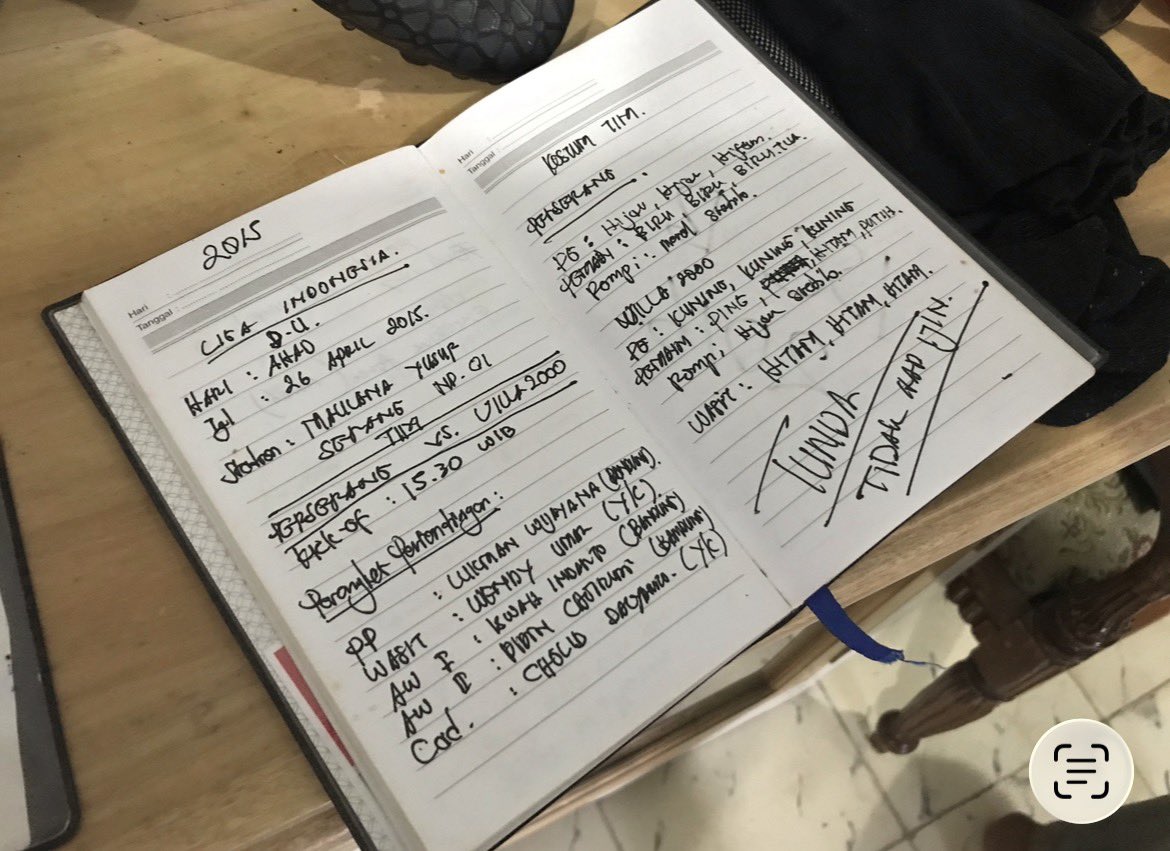 BAWAHSKOR's tweet photo. Suatu hari mampir ke rumah Pak Cholid Dalyanto.

Coba perhatikan foto pada pigura dan nama wasit pada buku catatan :) https://t.co/bkwOzdn4wZ