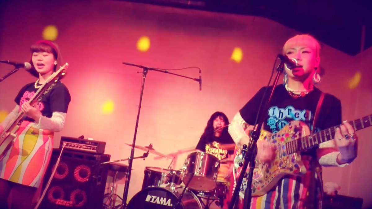 magicbag_info's tweet photo. Three Dilly Tuffys
2025年結成。3ピースガールズバンド。Garage Rock’n’Roll British beatなど、60年代に影響を受けたサウンドをベースに、全員が演奏しながら歌うスタイルで、キュートでワイルド、ちょっぴりクセのあるRock’n’Rollを展開。
Nakkie / Dr &amp; Vo
Carole ai❣️ / Gu &amp; Vo
Midori / Ba &amp; Vo https://t.co/RIEp7SbI9n