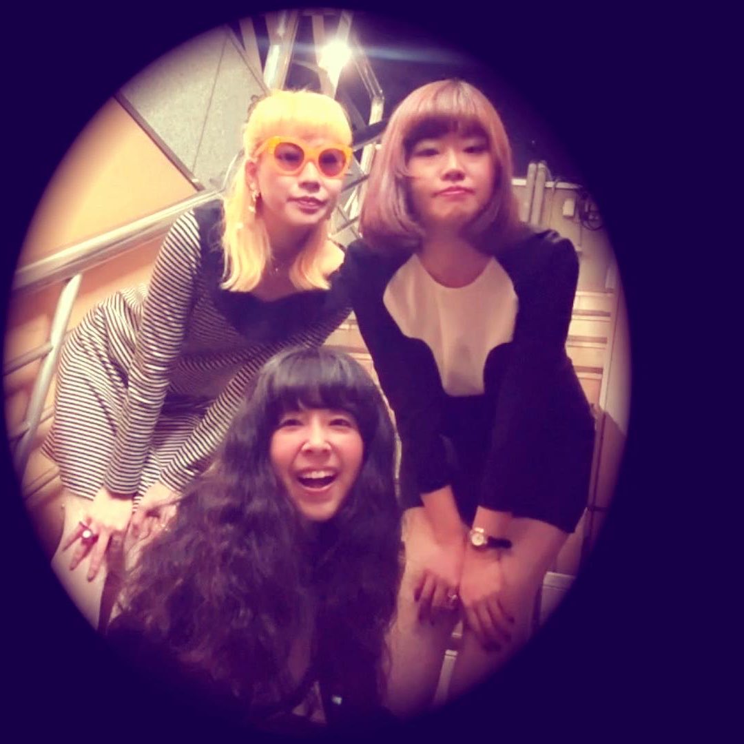 magicbag_info's tweet photo. Three Dilly Tuffys
2025年結成。3ピースガールズバンド。Garage Rock’n’Roll British beatなど、60年代に影響を受けたサウンドをベースに、全員が演奏しながら歌うスタイルで、キュートでワイルド、ちょっぴりクセのあるRock’n’Rollを展開。
Nakkie / Dr &amp; Vo
Carole ai❣️ / Gu &amp; Vo
Midori / Ba &amp; Vo https://t.co/RIEp7SbI9n