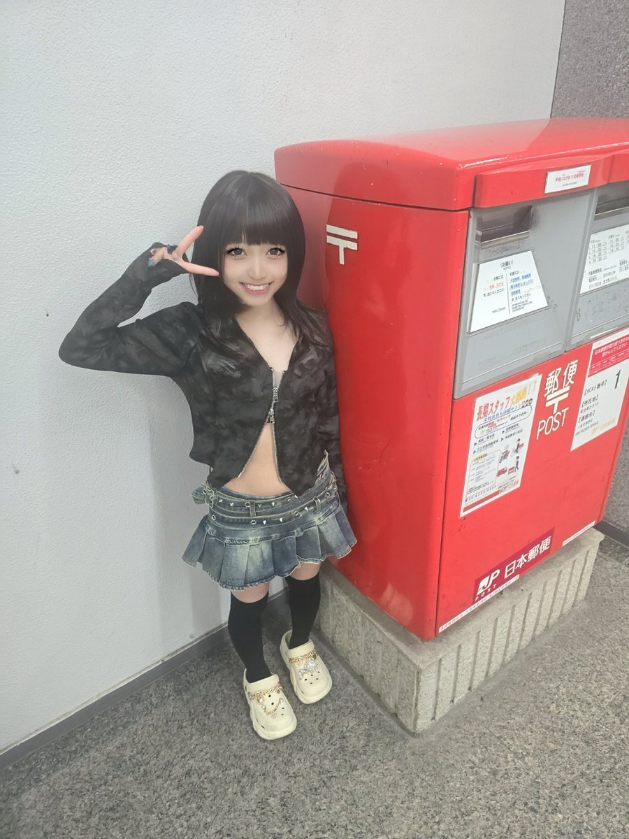 rioforeigners's tweet photo. これもAI無しのガチ背え比べ！
微妙に私の勝ちかな？
 #低身長女子 https://t.co/EXfaflcJxW