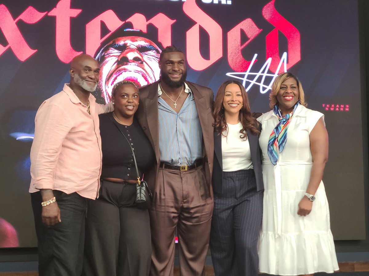 ad_moore64's tweet photo. @HoustonTexans @will_anderson28 meet the media today, after signing a record contract extension. He open his comments give praise to God...🙏🏾🙏🏾🙏🏾 He talked about his sisters. 
#ADMAXKORNER 
@TheHRReview 
@admaxkorner 
#NFL https://t.co/EN0Cwbvqeq
