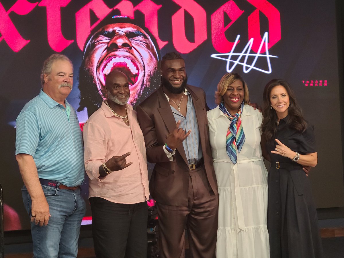 ad_moore64's tweet photo. @HoustonTexans @will_anderson28 meet the media today, after signing a record contract extension. He open his comments give praise to God...🙏🏾🙏🏾🙏🏾 He talked about his sisters. 
#ADMAXKORNER 
@TheHRReview 
@admaxkorner 
#NFL https://t.co/EN0Cwbvqeq