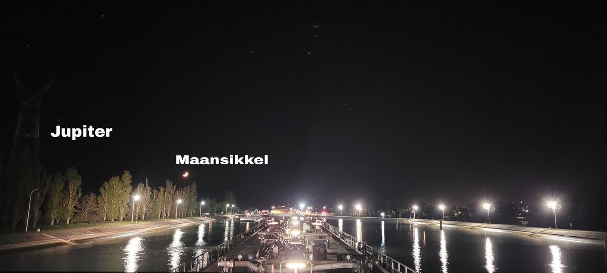johan_klos's tweet photo. Goedemorgen #voordeel van #nachtdienst dat je de #maansikkel wel mooi onder zien gaan bij #vogelgrün onder het #wachten bij de #sluis #weerfoto #binnenvaart https://t.co/KKmJef8iSO