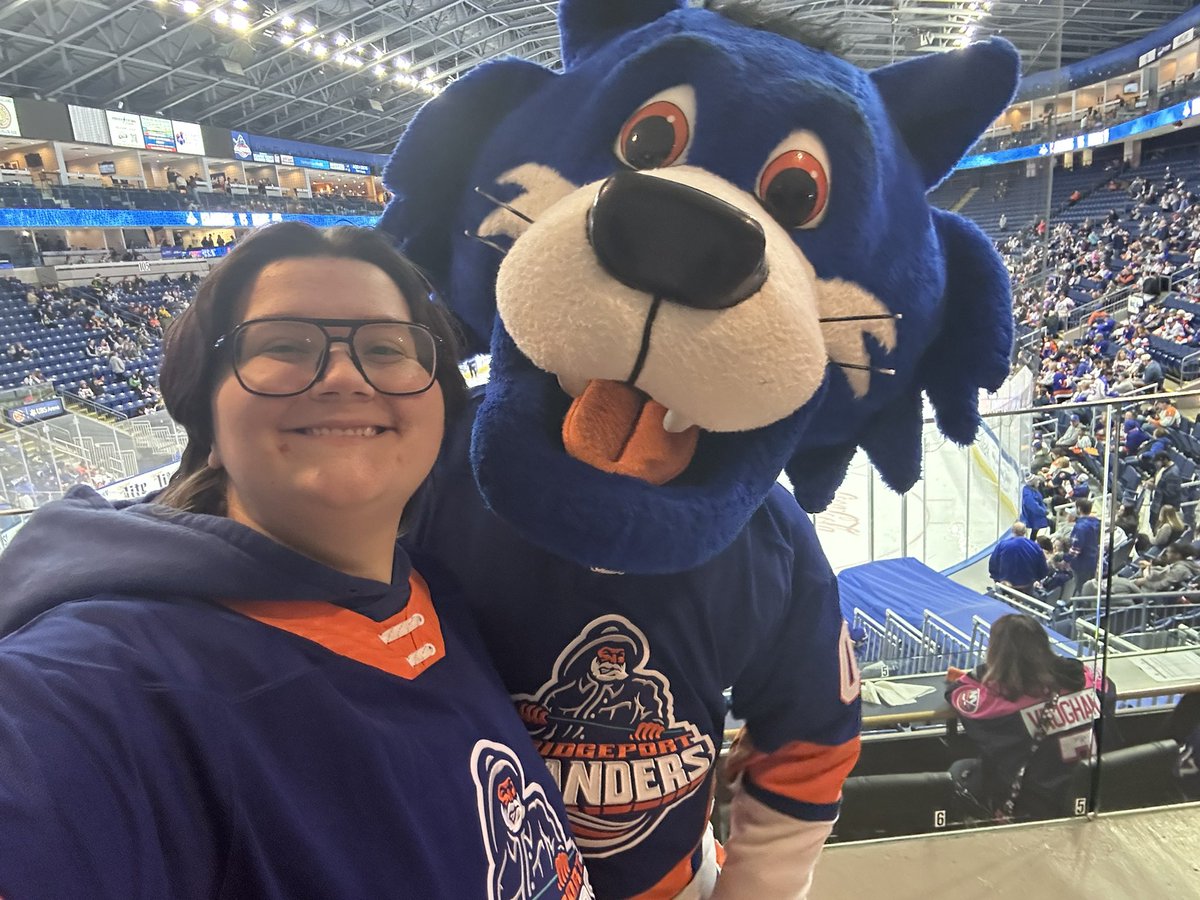 now 2/3 on isles mascot selfies! just need sparky!