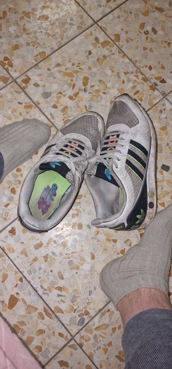 twoboys00's tweet image. c è qualche cane che vuole leccare le mie scarpe piu sporche che ho che si fa svuotare il conto da bravo schiavetto #slave  #schiavi #master #piedi