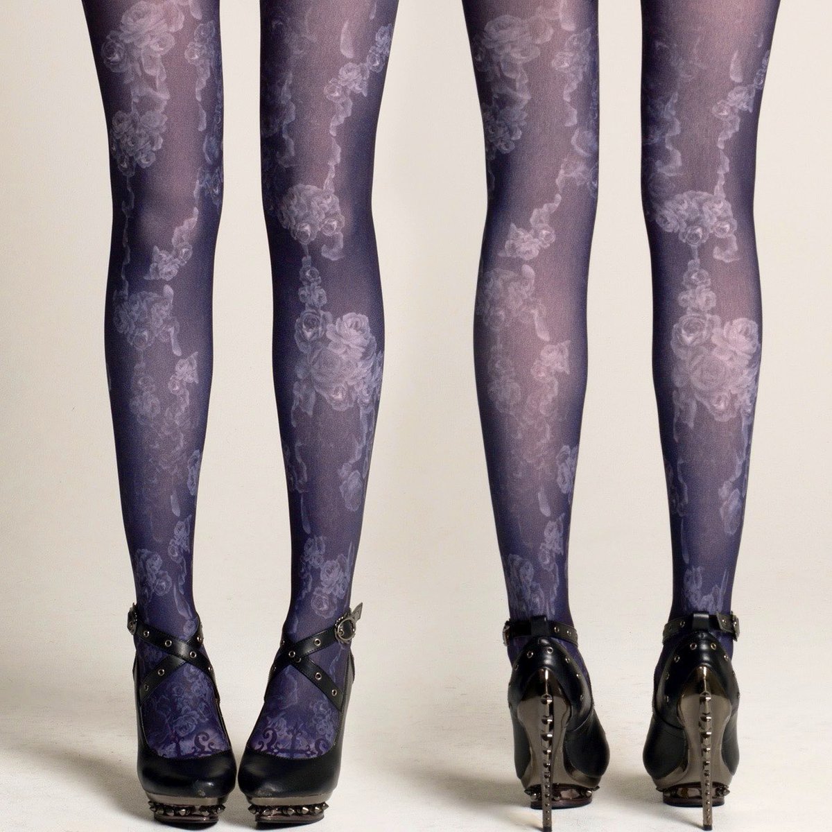 hnaoto_official's tweet image. ✨【商品追加情報】✨

【Black Bloody Rose Tights 🥀】

〜闇に咲く黒薔薇の誘惑🥀〜

鮮血の鮮やかさや薔薇の華麗な色彩とは一線を画す、漆黒の闇に根ざした黒い薔薇と黒い血が織りなすモノトーンの世界。それがこの「Black Bloody Rose Tights」の真髄です。shop.hnaoto.com/products/gt25-…

#gothic