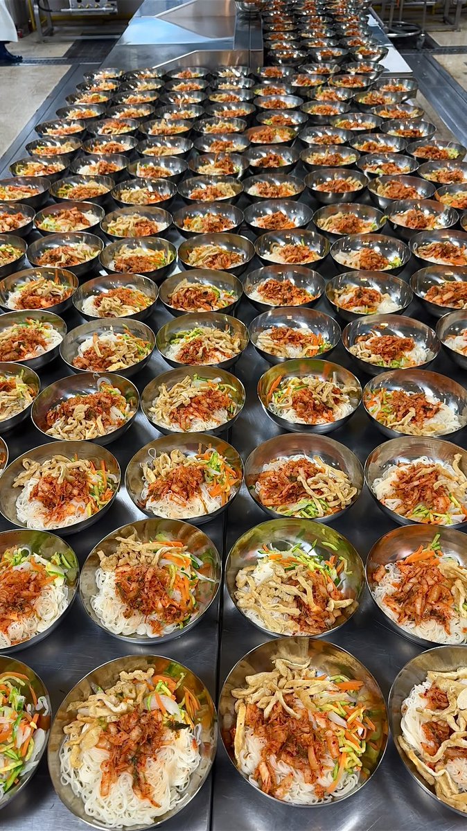 fn_of_x_'s tweet image. How #SchoolLunch is prepared in South Korea🇰🇷
This is what we should be feeding our children:
nutrient-dense #FreshFoods vs processed.

📹: @jukananan727—who reported:
All menus are checked by a nutritionist, consisting of nutritious, colorful and flavorful foods!

#HealthyEating