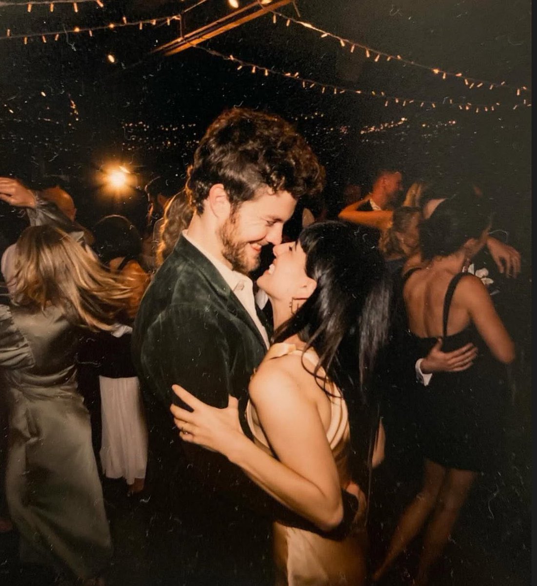 normantorregros's tweet photo. Del set al matrimonio, #dennisquaid y #claudiadoumit unen su amor después de conocerse en #theboys https://t.co/OxKHCGTtzS
