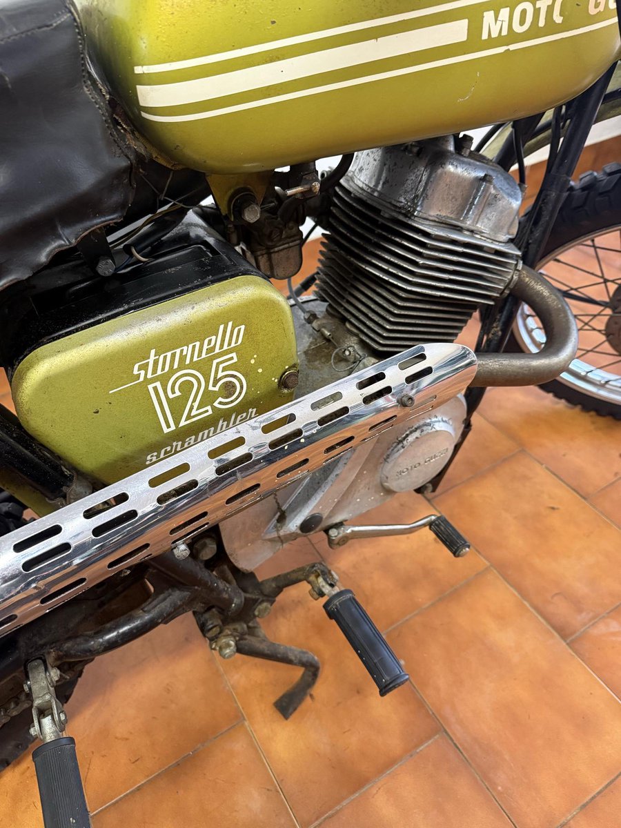 オーナーが写真沢山送ってくれました。
この色はV7SPORTの専用色だと思ってました。

良い色だよね〜。
2代目のアルファロメオスパイダーにもこの色ありましたね。

商談中だそうです。
近所だったらすぐ買いに行くのですが、、、。

#motoguzzi