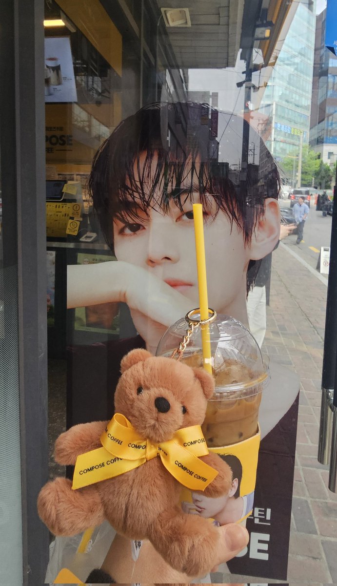 fineday_v's tweet photo. 오늘도 이쁜 곰돌씨와
아싸~ 우리곰돌이
사랑해요  김태형
#커피한모곰
#컴포즈커피한모곰
V FOR COMPOSE COFFEE COMPOSE COFFEE MODEL V #TaehyungxComposeCoffee #VxComposeCoffee https://t.co/a9oWdohIVM