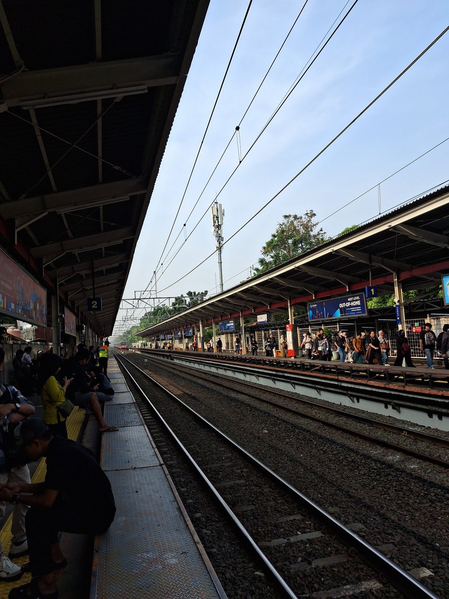 123095js's tweet photo. Sebulan ngga naek KRL, trs krna kesiangan memutuskan buat naek KRL lagi, Ini serius skrng red-line se lama ini nunggu nya???? Biasanya 2-3 menit sekali kreta datang, ini kok lamaaaaaaa banget. @CommuterLine https://t.co/ALE0d1RdVt
