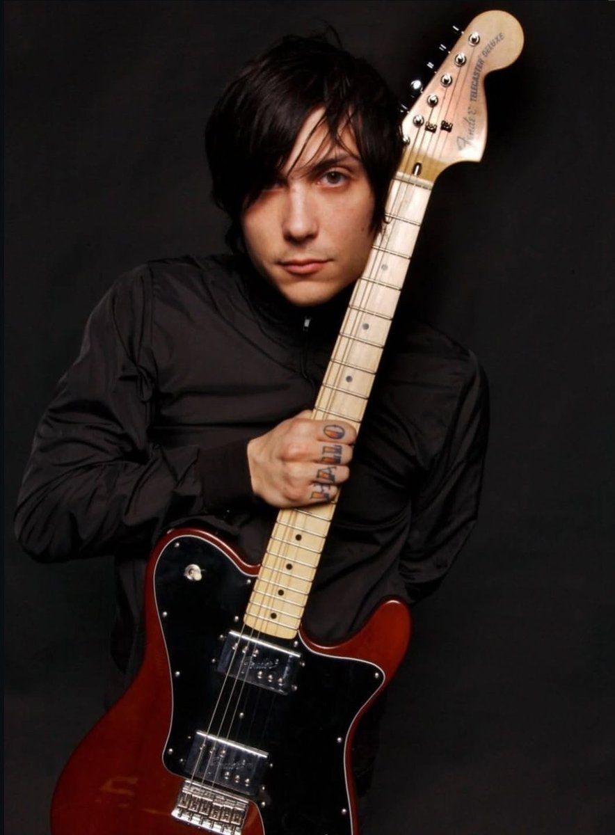 Arod_a_'s tweet photo. side bangs, long sleeves, showing off the guitar...

baby, seasons change but people don't😭 https://t.co/CJ8CsSLkD1