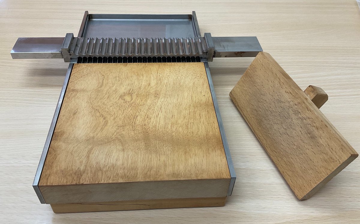 sakai_ph's tweet photo. きのう、無事に八味丸の製造を完了しました。
かつて師匠からさまざまな知識を授けていただきましたが、その中に、八味丸の作り方もありました。
そもそも、うちにある製丸機は、師匠の物のコピーです。
これがあることで、丸薬を作ることができています。
師恩に感謝です。 https://t.co/EW4wnsXdmS