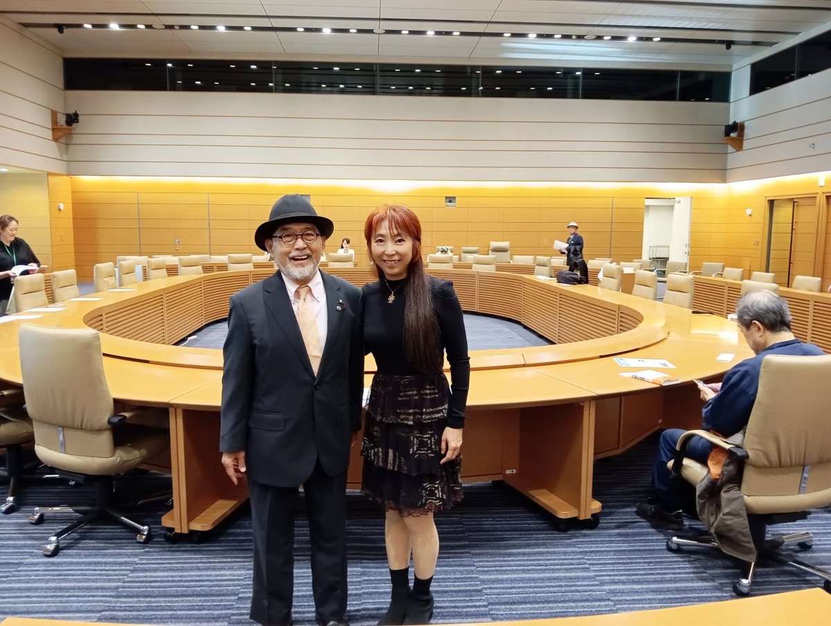 rabiraelian's tweet photo. 日本にアースデイをもちこまれた、光永氏と国際会議室で　(^_-)-☆ https://t.co/b30hrVr5zz