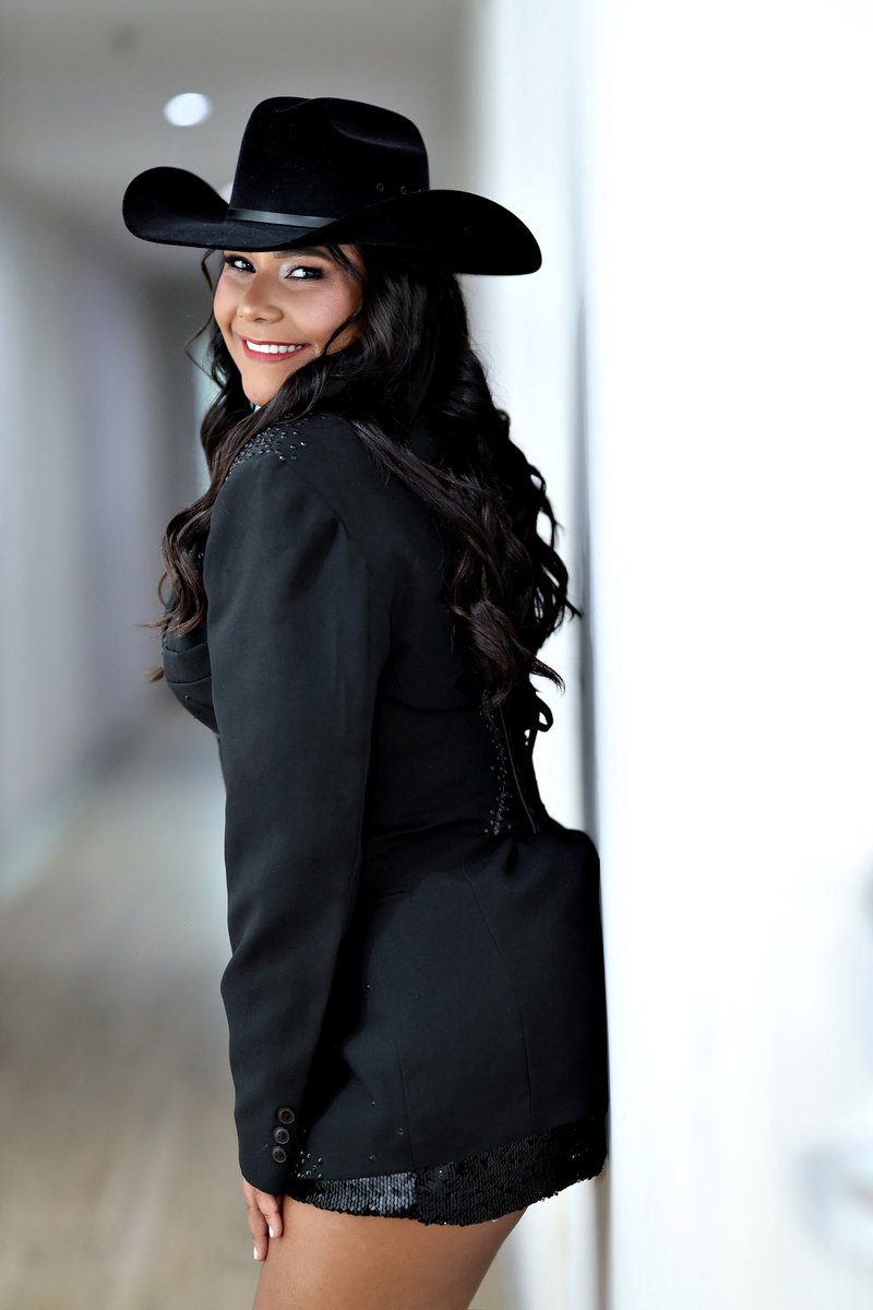 chaiany_andrade's tweet photo. Escolhi esse look que carrega minha história. O chapéu e a bota representam minhas raízes, de onde eu vim e tudo que me fez ser quem eu sou hoje.
Entrar no Big Brother foi uma porta gigante que se abriu na minha vida, mas minha essência nunca mudou… e nunca vai mudar. Hoje, mais do que nunca, quis voltar para lá sendo exatamente eu.
É sobre orgulho, sobre caminho, sobre não esquecer de onde vim.