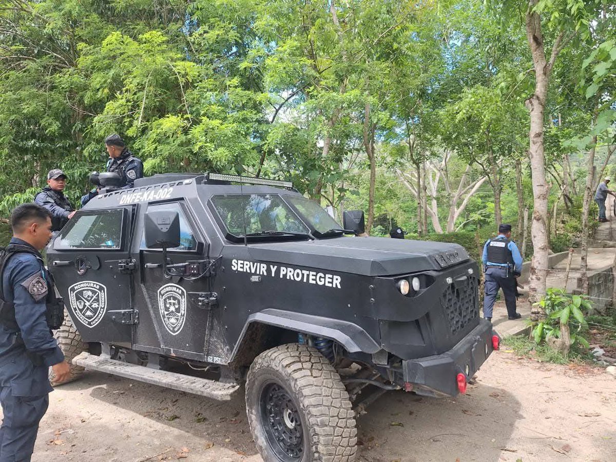📷📷📷Especialistas de #FuerzasEspeciales en conjunto con agentes de la UMEP 10 Choloma, Cortés  ejecutan saturaciones policiales en diferentes puntos de Choloma, con el propósito de evitar faltas delitos y detener integrantes de estructuras criminales que operan en el sector.