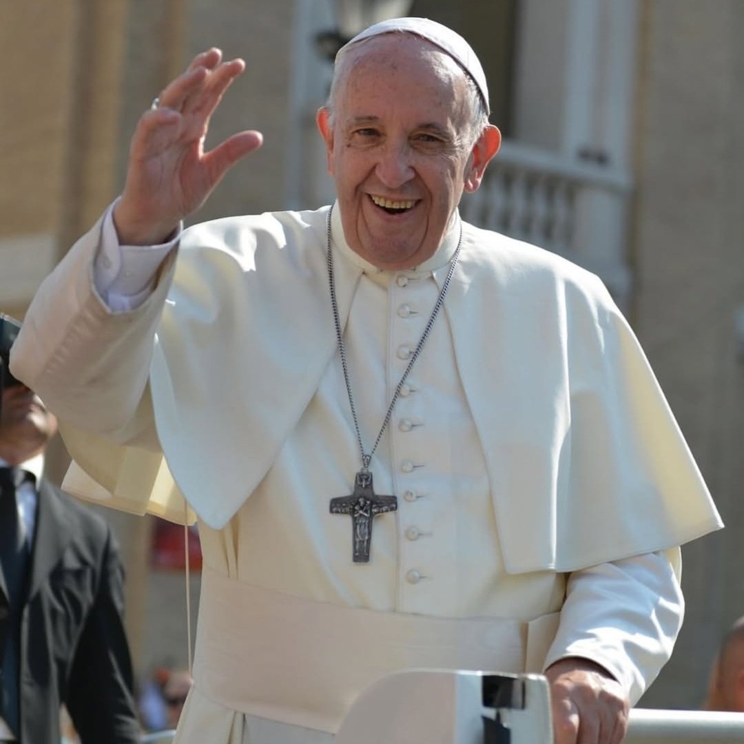 La única situación en la que es lícito mirar a una persona desde arriba, es para ayudarla a levantarse.

Siempre Francisco 🤍