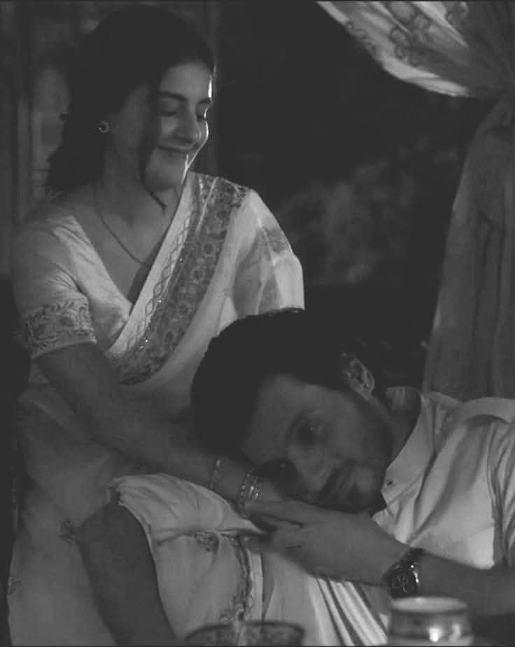 Abhi__160's tweet photo. "तुम्हारा प्रेमी होना मेरे लिए वैसा ही सौभाग्य है,
जैसे माँ के आंचल की ठंडी छाँव।
जिस तरह माँ की ममता हर दुख हर लेती है,
वैसे ही तुम्हारा साथ हर अधूरापन मिटा देता है।"

तुम्हारी आँखों में जो स्नेह झलकता है,
वो मुझे माँ की ममता जैसा ही निष्कलंक लगता है।
अगर मेरा जीवन एक उपहार है,
तो माँ और तुम, दोनों ही मेरी नियति का सबसे सुंदर हिस्सा हो।

जब मैंने पहली बार अपनी माँ की उँगली थामी थी,
तब शायद मैंने भरोसे और प्रेम का पहला सबक सीखा था।
आज जब तुम्हारा हाथ थामा है,
तो वही एहसास दोबारा जाग उठा है—
निस्वार्थ, निश्छल और अनमोल।

माँ के आशीर्वाद के बिना मेरा अस्तित्व अधूरा है,
और तुम्हारे प्यार के बिना मेरा जीवन अधूरा।

जीवन में कुछ रिश्ते ऐसे होते हैं,
जो हमारी पहचान का हिस्सा बन जाते हैं।
एक तरफ माँ का बेटा होना,
जो मेरा पहला सम्मान है—
जिसने मुझे संस्कार, प्रेम और बलिदान सिखाया।
और दूसरी तरफ तुम्हारा प्रेमी होना,
जो मेरे जीवन का सबसे खूबसूरत एहसास है।

अगर दुनिया की सबसे पवित्र भावनाओं को गिनूं,
तो माँ की ममता और तुम्हारा प्रेम,
दोनों ही मेरी आत्मा के सबसे करीब हैं।

अभि............ ✍️