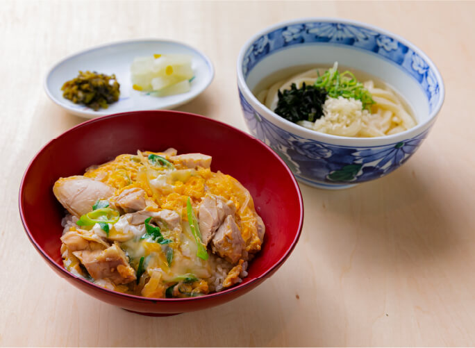 おはようございます！
一週間も折り返しに入りました。
しっかり食べて、残りを走り切るスタミナを確保していきたいですね。
たまきではしっかりスタミナがつく、丼メニューもご提供しております。
「カツ丼」、「親子丼」、「大山ハーブ鶏のチキンカツ丼」。
今日のご飯は「たまき」にしませんか？