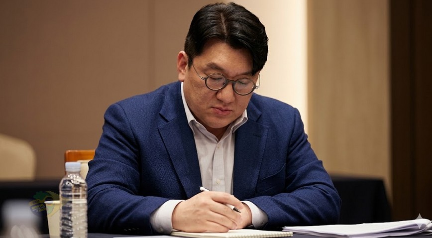 🚨Criador do BTS está a um tribunal de distância da prisão — e os EUA já pediram favor à Coreia do Sul por causa disso. jasb.com.br/2026/04/bts.ht…

📲Bang Si-hyuk fundou uma empresa de US$ 10 bilhões, transformou um grupo desconhecido em fenômeno global... #HoraDoVT