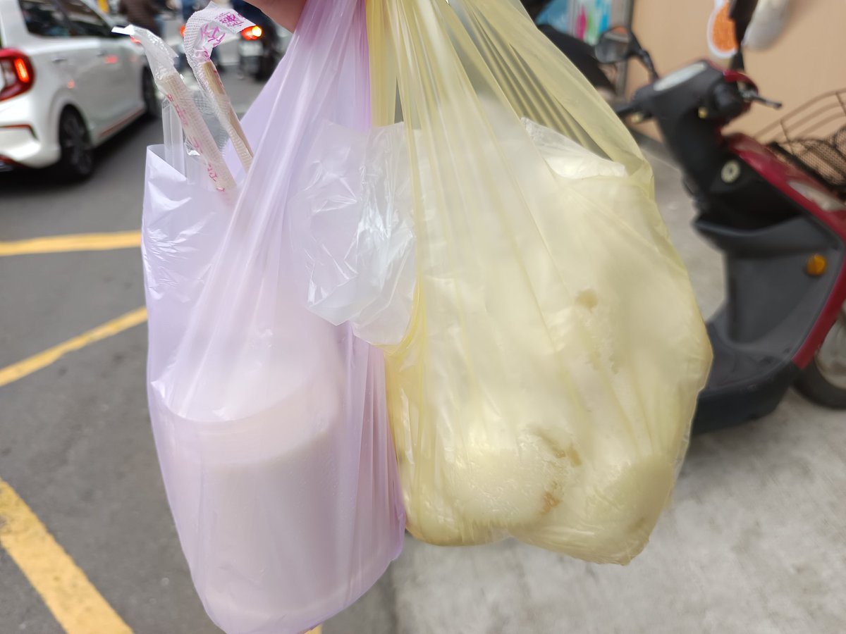 🦐到底是誰真的早上爬起來出門運動！？

🫴早起出門運動的好處
1.看得到早晨的太陽
2.回程可以順路買早餐
3.你會得到一個吃完早餐暈碳的身體
4.沒了 就這麼多 🤡

😔 早晨沒人監督 只好自己打卡  
🐕下 下一次 再早起 開台跑步 蝦就是小狗

#積穆 
🫵指指點點 回來要 運動的吧 🐹最近吃很好唷