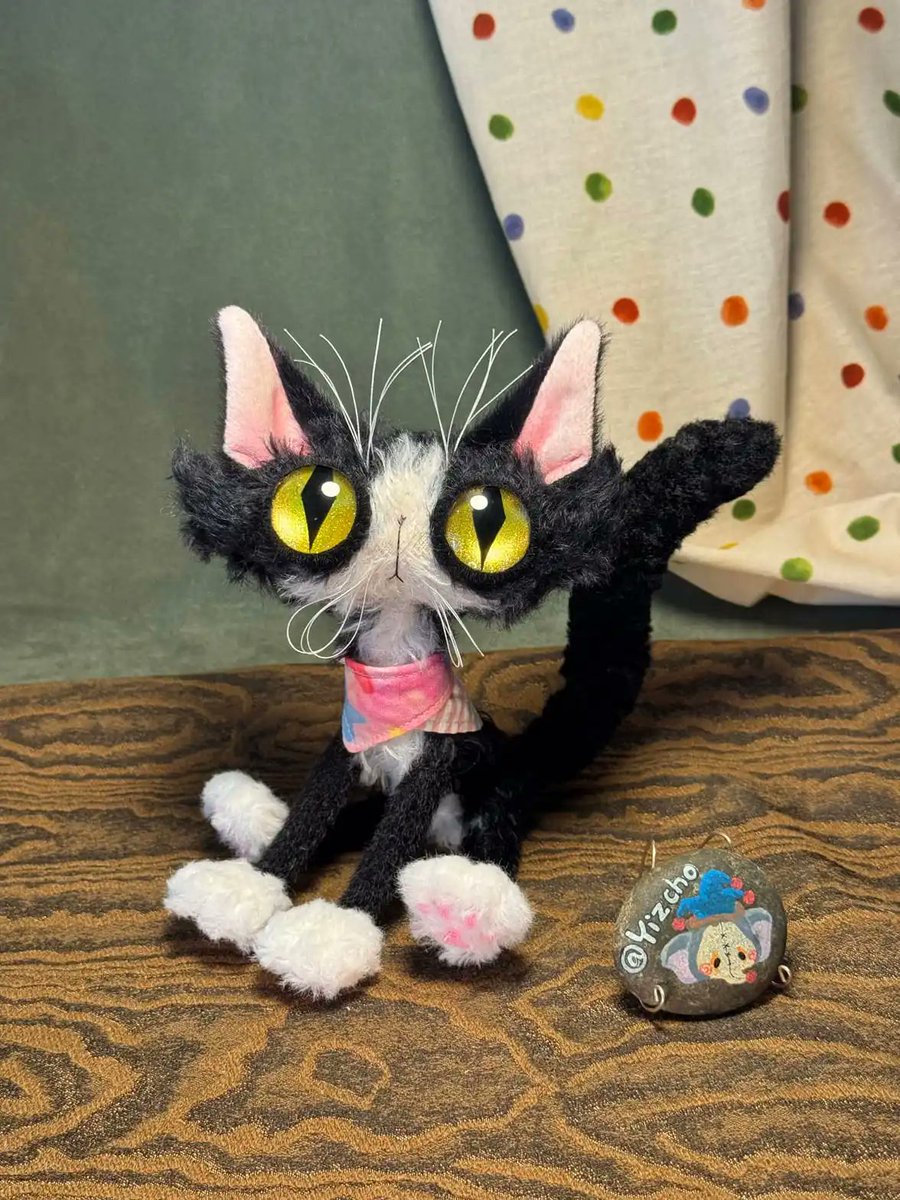 playmorphx's tweet image. Abstract Cow Cat Plus! 🐮 Big eyes version is dropping tonight! Which version do you like better?

Original handcrafted doll, fully poseable. All rights reserved. No AI allowed! 🚫

#ArtDoll #HandmadeDoll #Handcrafted #ToyArtist #CowCat