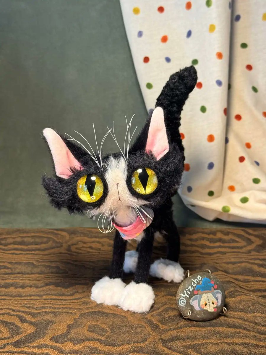 playmorphx's tweet image. Abstract Cow Cat Plus! 🐮 Big eyes version is dropping tonight! Which version do you like better?

Original handcrafted doll, fully poseable. All rights reserved. No AI allowed! 🚫

#ArtDoll #HandmadeDoll #Handcrafted #ToyArtist #CowCat