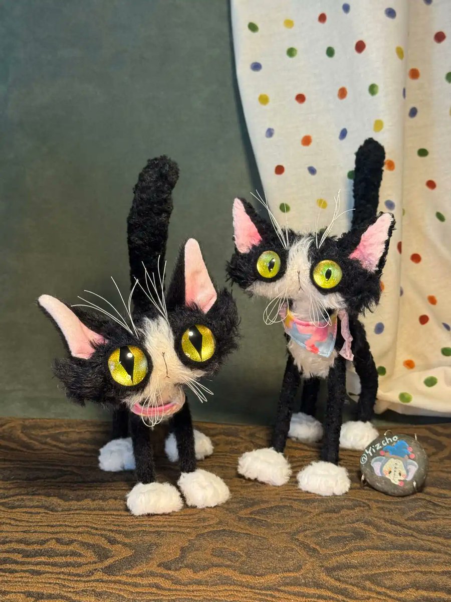 playmorphx's tweet image. Abstract Cow Cat Plus! 🐮 Big eyes version is dropping tonight! Which version do you like better?

Original handcrafted doll, fully poseable. All rights reserved. No AI allowed! 🚫

#ArtDoll #HandmadeDoll #Handcrafted #ToyArtist #CowCat