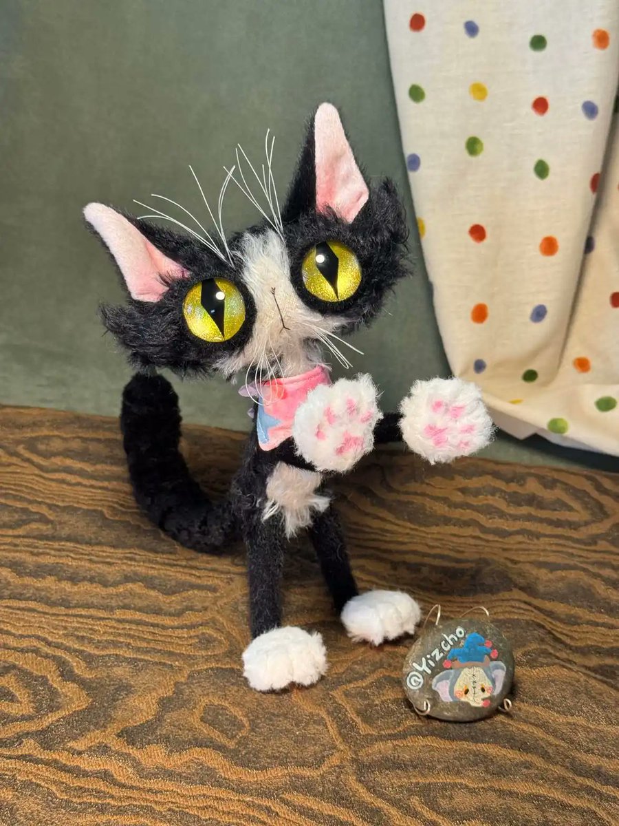 playmorphx's tweet image. Abstract Cow Cat Plus! 🐮 Big eyes version is dropping tonight! Which version do you like better?

Original handcrafted doll, fully poseable. All rights reserved. No AI allowed! 🚫

#ArtDoll #HandmadeDoll #Handcrafted #ToyArtist #CowCat