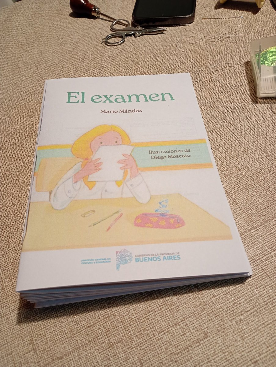 Kicillof no manda libros a las escuelas. La maestra asumió en Marzo y no cobra hasta Junio. No tiene plata para imprimir así que las compañeras imprimieron el libro en sus casas para que los chicos  puedan leer (21 HS) Si el servicio educativo funciona es gracias a los docentes.