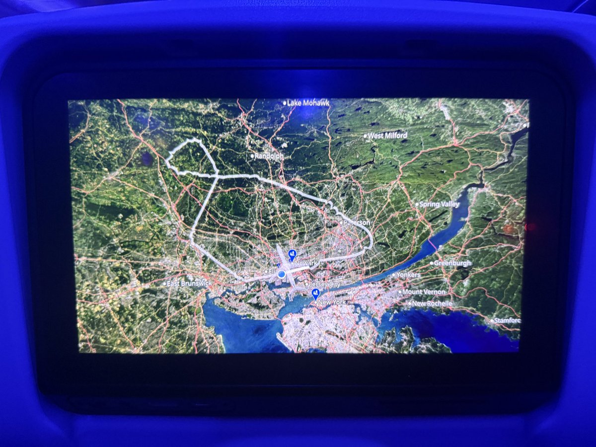 BrianG_Video's tweet image. Scary landing at Newark airport tonight. UA1487 from Vegas circled due to issues with the flaps. 😯@United pilots remained calm and safely landed the plane with emergency vehicles lining the runway. #ewr #united #nab2026