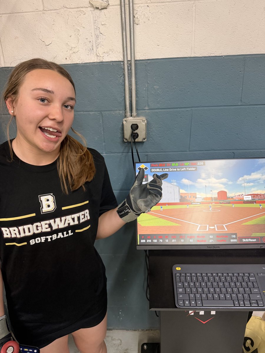 MichaelaShell27's tweet photo. When Coach Nick tells you to get mad at the ball, you listen! I didn’t know anger had this much exit velocity 😅🤷‍♀️ @Trainlikepros_ @FuryPlatinumVA @fplatinumshiff @Bh2osoftball @MegPlesko9 @D_nucks1 https://t.co/Dtl5g2zkhf