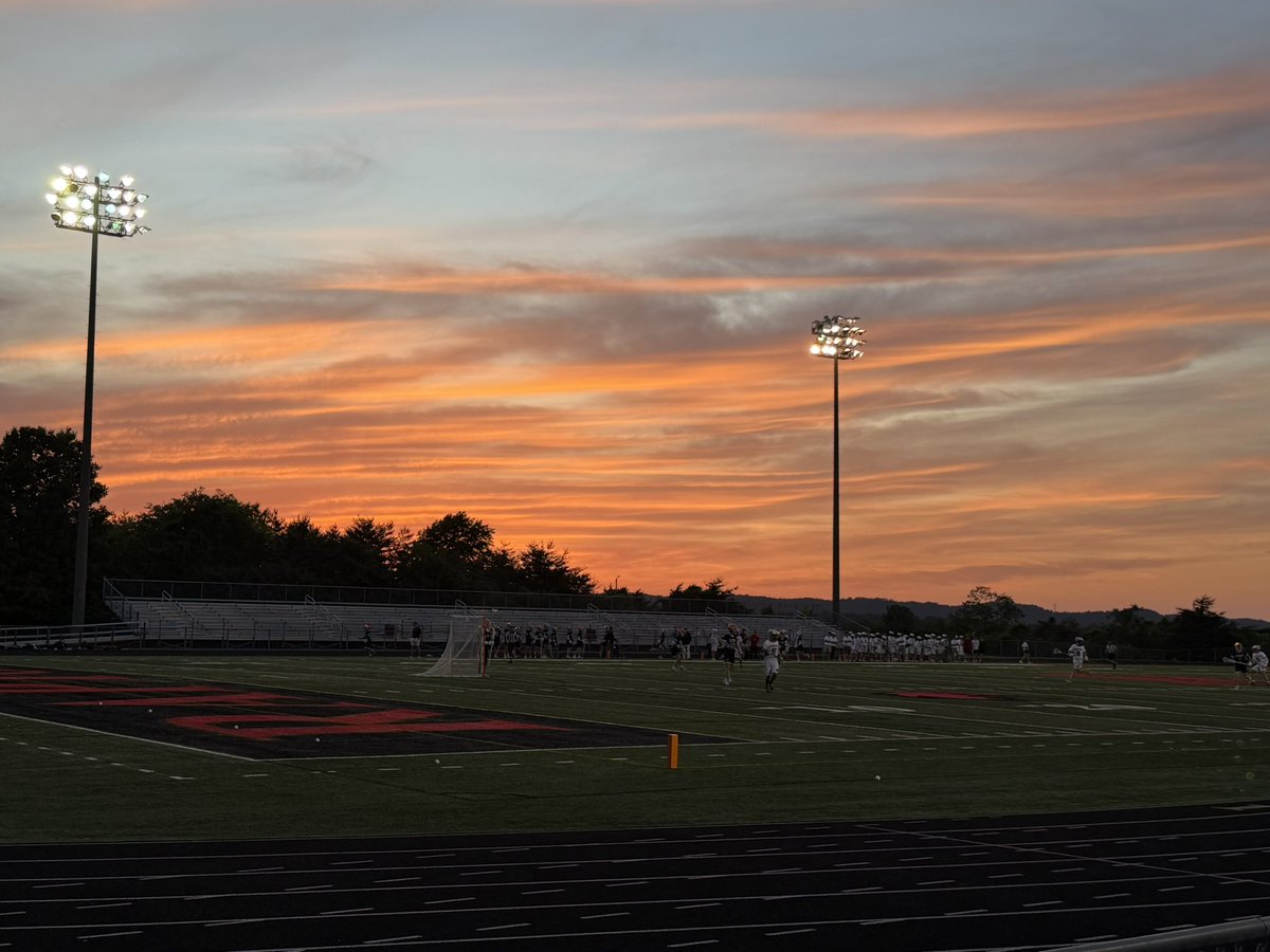 wcsRHSBball's tweet image. Sunset at Ravenwood supporting our seniors, Will and Drew at their Lacrosse game v Summit. 

#BTC 
#UBUNTU