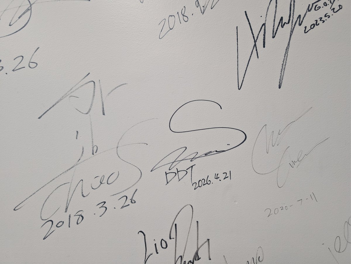the_sasaki's tweet photo. NJPW ACDEMYに置き土産！LAを発つ前に壁に刻んでやったわ！BOSJ優勝してこのDojoもらうわ！Thank youな！ https://t.co/ViH09V2jra