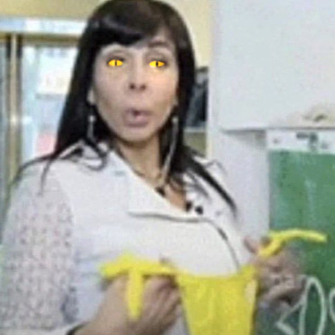 tempestadeyy's tweet photo. A Mística disfarçada no instituto dos X-Men experimentando as calcinhas da Tempestade https://t.co/0xJCid1EzZ