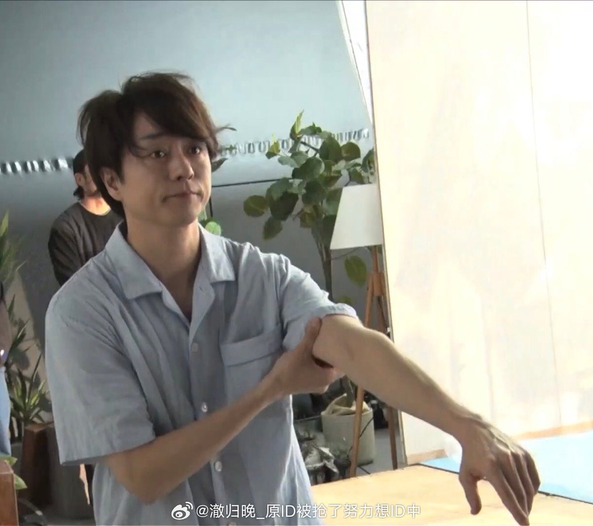 fireyamakaze's tweet photo. I can’t with messy hair sho, he’s too cuteeee 😭😭 https://t.co/6hPAsrDkxD
