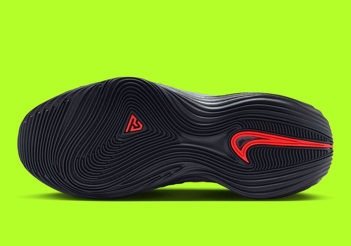Sneaker News tweet media